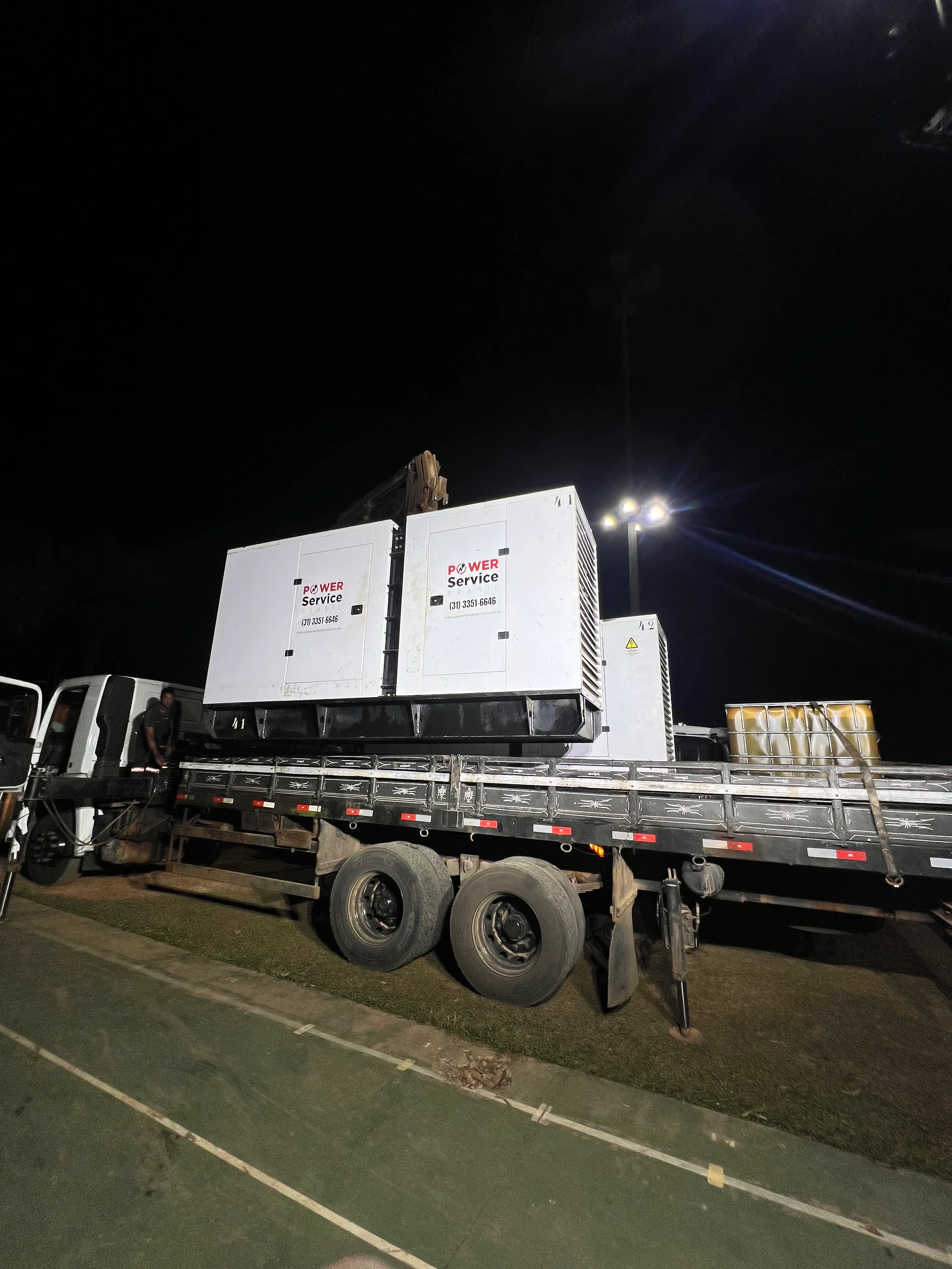 Frota Power Service Brasil embarcada para operação noturna — unidades 41 e 42
